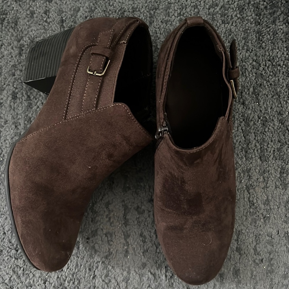 Used size 11 Croft & Barrow® Rozzalyn Women's Heeled Boots